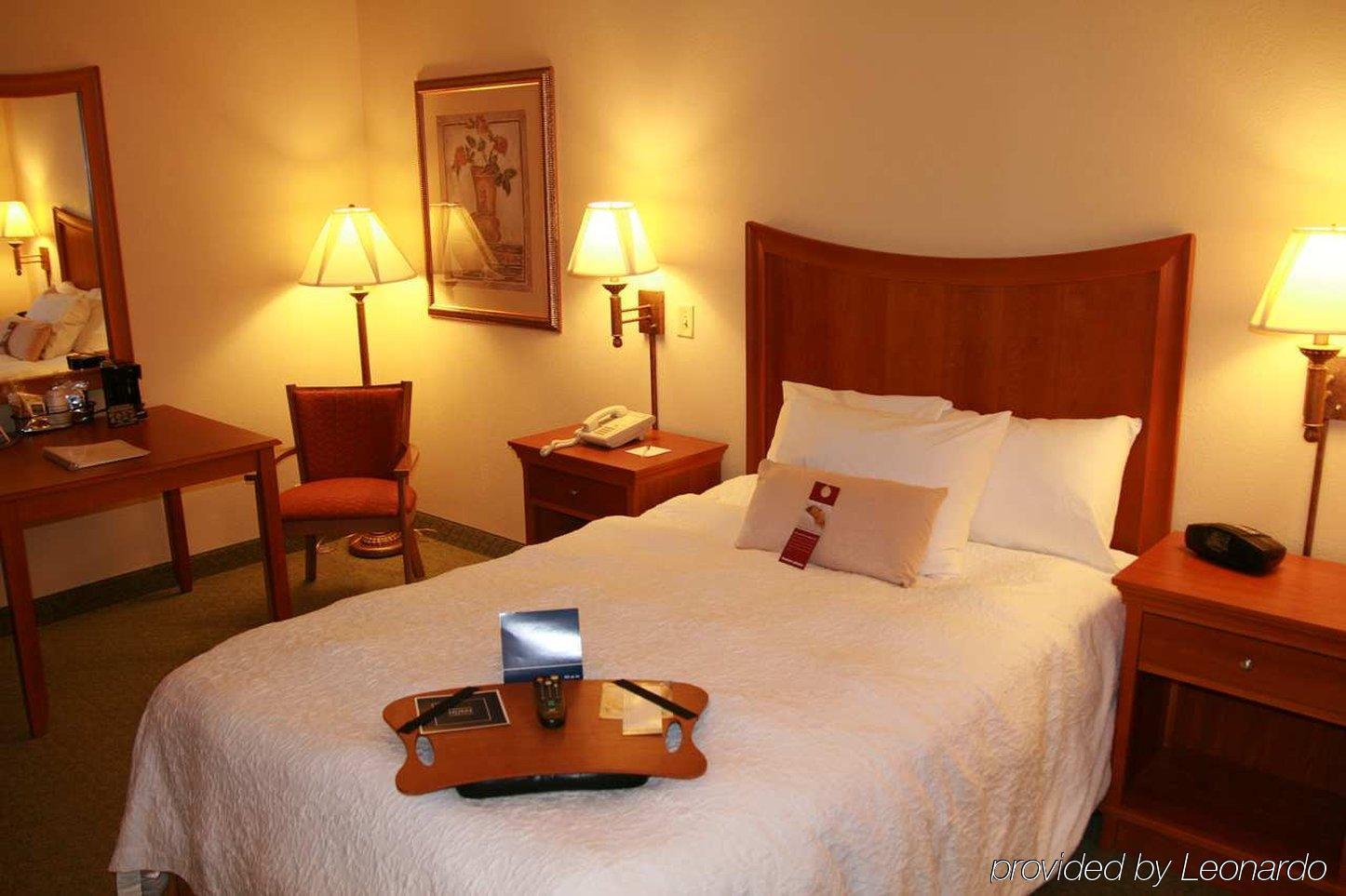 Hampton Inn State College Room photo